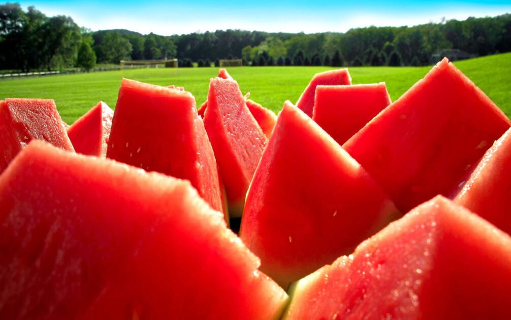 Ang mga juicy slices sa watermelon makatabang sa pagtangtang sa mga hilo gikan sa lawas